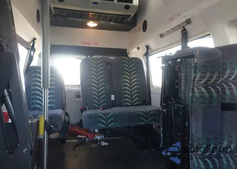 2009 Ford E-350 Super Duty Commercial/Recreational z USA, uszkodzony, nr VIN 1FTDS34L29DA61924